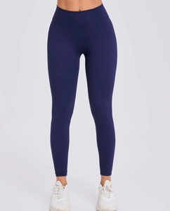 Detail der nahtlosen High-Waist-Yogahose in Dunkelblau mit breitem Bauchkontrollbund
