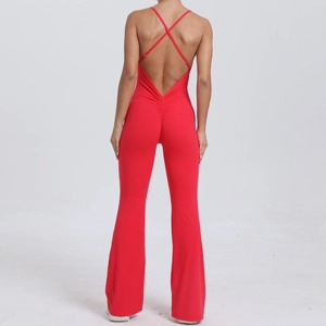 Détail d'une combinaison de yoga rouge avec bretelles croisées et effet push-up fessier