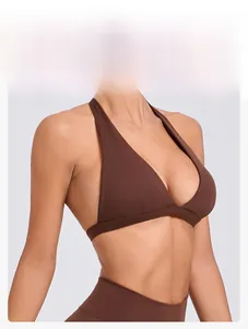 Vue détaillée du soutien-gorge de sport marron avec décolleté en V et tissu très extensible