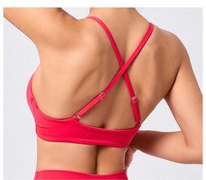 Détail d'un soutien-gorge de sport rouge avec fines bretelles réglables et dos croisé