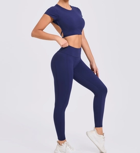 Détail de l'ensemble de sport bleu marine avec dos croisé, haut court et pantalon taille haute
