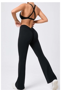Dettaglio dei leggings yoga a zampa neri a vita alta con design arricciato solleva glutei