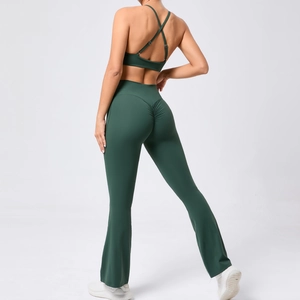 Vue détaillée de l'ensemble de yoga vert foncé avec brassière dos nu et legging évasé