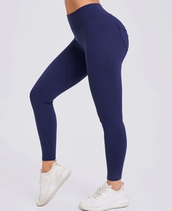 Detailansicht der High-Waist Yoga-Leggings mit Push-up-Effekt und Seitentasche