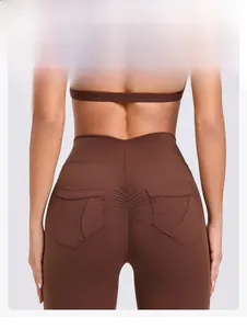 Détail du legging de yoga marron taille haute avec effet push-up et poches arrière utiles