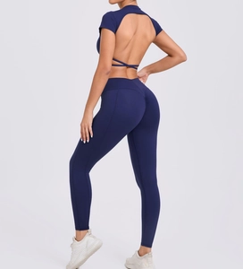Détail du haut de yoga à dos croisé et legging en tissu bleu marine à séchage rapide