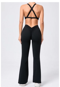 Dettaglio dei pantaloni yoga neri a zampa a vita alta con taglio a V e arricciatura sui glutei