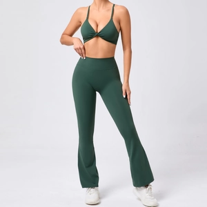 Détail de l'ensemble de sport vert foncé avec brassière croisée et pantalon évasé