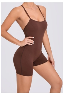 Détail d'un body marron chocolat avec fines bretelles réglables et tissu extensible mat