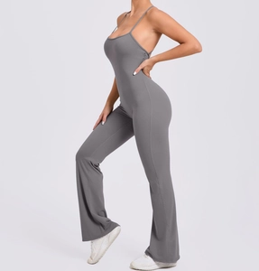 Détail de la combinaison de yoga grise avec dos nu et jambes évasées moulantes