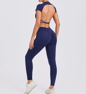 Détail d'ensemble de yoga bleu marine avec dos croisé et legging taille haute