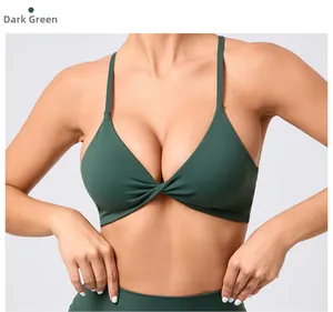 Détail du soutien-gorge de sport vert foncé avec devant torsadé et fines bretelles