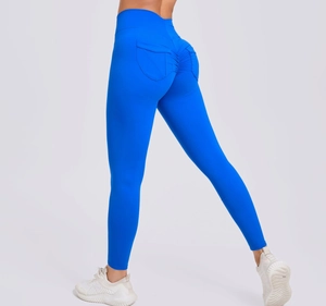 Detailansicht der elektroblauen High-Waist Yoga-Leggings mit Scrunch-Po und Seitentaschen