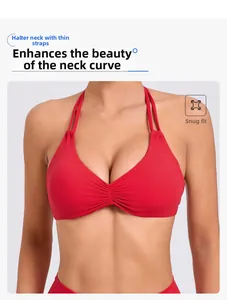 Dettaglio del reggiseno sportivo rosso con scollo a cuore e spalline sottili per yoga