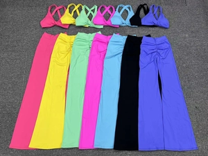 Set yoga colorati a vita alta con reggiseni sportivi incrociati e pantaloni a zampa arricciati