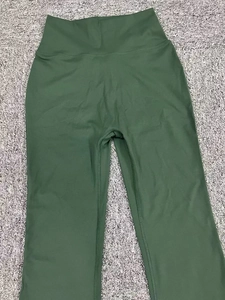 Détail du pantalon de yoga évasé à taille haute avec ceinture large et coutures