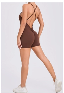 Détail du body de sport marron foncé dos nu avec bretelles croisées et design galbant