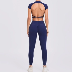 Détails de l'ensemble de yoga bleu marine avec dos croisé et legging effet push-up fessier