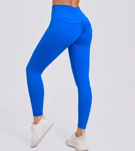 Detail der Push-Up Naht und der praktischen Gesäßtasche an der blauen High Waist Yoga Hose