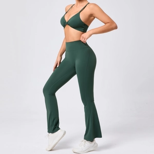 Détail d'un ensemble de yoga vert foncé avec soutien-gorge torsadé et legging évasé