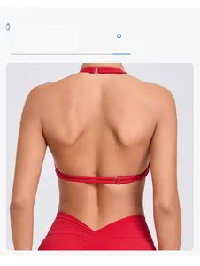 Dettaglio della fibbia regolabile incrociata sulla schiena del reggiseno sportivo rosso