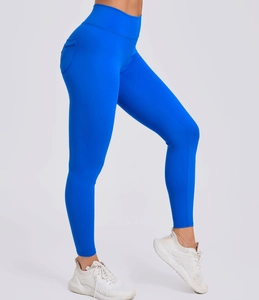 Nahaufnahme der kobaltblauen Yoga-Hose mit hoher Taille und praktischen Seitentaschen