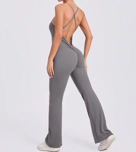 Détails des bretelles croisées et de l'effet galbant du body de yoga gris évasé