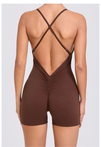 Détail du combishort de yoga marron avec dos nu à brides et effet froncé aux fesses