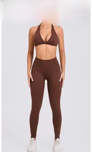 Vue de face de l'ensemble de yoga café avec brassière licou et legging taille haute
