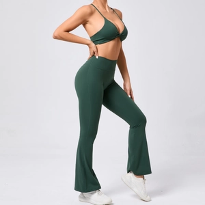 Détail de la brassière de sport nouée vert forêt et du pantalon de yoga évasé