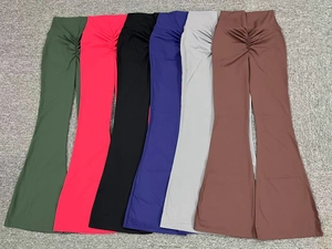 Vue détaillée à plat de pantalons de yoga évasés en six couleurs de sport vives