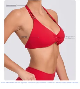 Dettaglio del reggiseno yoga rosso con fibbie regolabili e imbottiture
