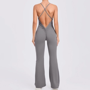 Détail d'une combinaison de yoga gris foncé avec bretelles croisées et effet fessier froncé