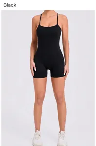 Detailopname van zwarte yoga unitard met dunne bandjes en een U-vormige halslijn