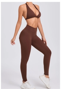 Ensemble de yoga marron café deux pièces avec soutien-gorge licou et leggings à poches