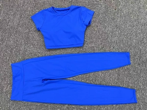 Vue détaillée à plat d'un ensemble de yoga bleu roi avec crop top et pantalon taille haute