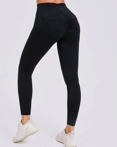 Detailansicht der schwarzen High Waist Yoga Hose mit Scrunch Butt Lifting und Taschen