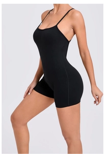 Détail des coutures renforcées et du tissu extensible sur le body de sport noir
