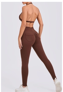 Détail du legging de yoga taille haute scrunch butt et du soutien-gorge dos nu marron