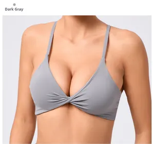 Détail de la brassière de sport gris foncé avec fines bretelles réglables et nœud torsadé devant