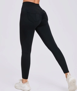 Detailansicht der High Waist Scrunch Butt Yoga Hose mit dekorativen Gesäßtaschen