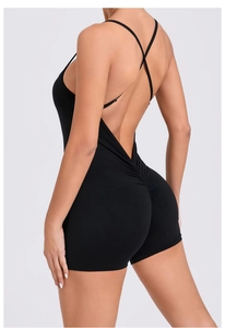 Détail du dos croisé et du design froncé sur le fessier d'un combishort de fitness noir