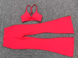Détail de l'ensemble de yoga rouge pastèque avec brassière croisée et pantalon évasé taille haute