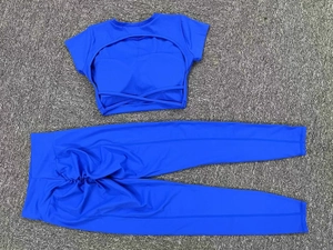 Ensemble de yoga bleu roi avec haut à dos ouvert et legging à taille haute à plat