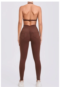 Vue de dos de l'ensemble de yoga marron avec soutien-gorge dos nu et leggings froncés