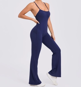 Détail de la combinaison de yoga bleue avec fines bretelles réglables et dos ouvert