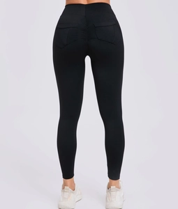 Detailansicht der schwarzen High-Waist-Yogahose mit Scrunch-Butt-Effekt und Ziernähten