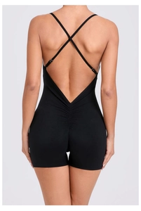 Vue détaillée du body noir avec effet push-up fessier et design à dos croisé en V