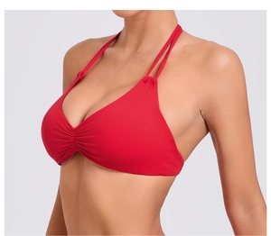 Dettaglio del top yoga rosso con doppie spalline regolabili e trama frontale a pieghe