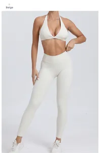 Détail du legging de yoga taille haute beige et du soutien-gorge de sport dos nu